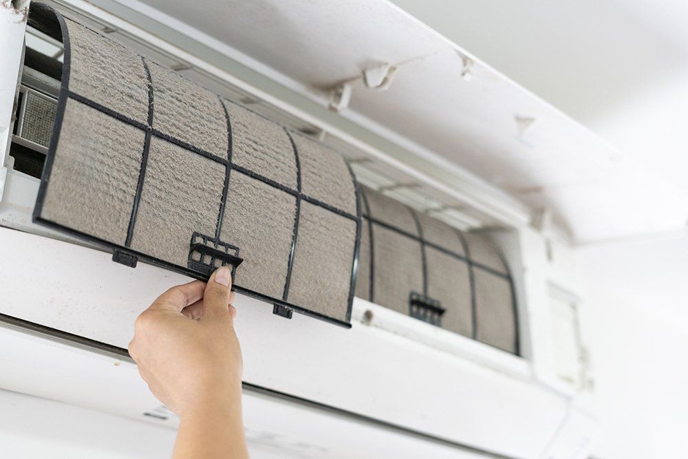 Cleaning the Air Conditioner Filter
