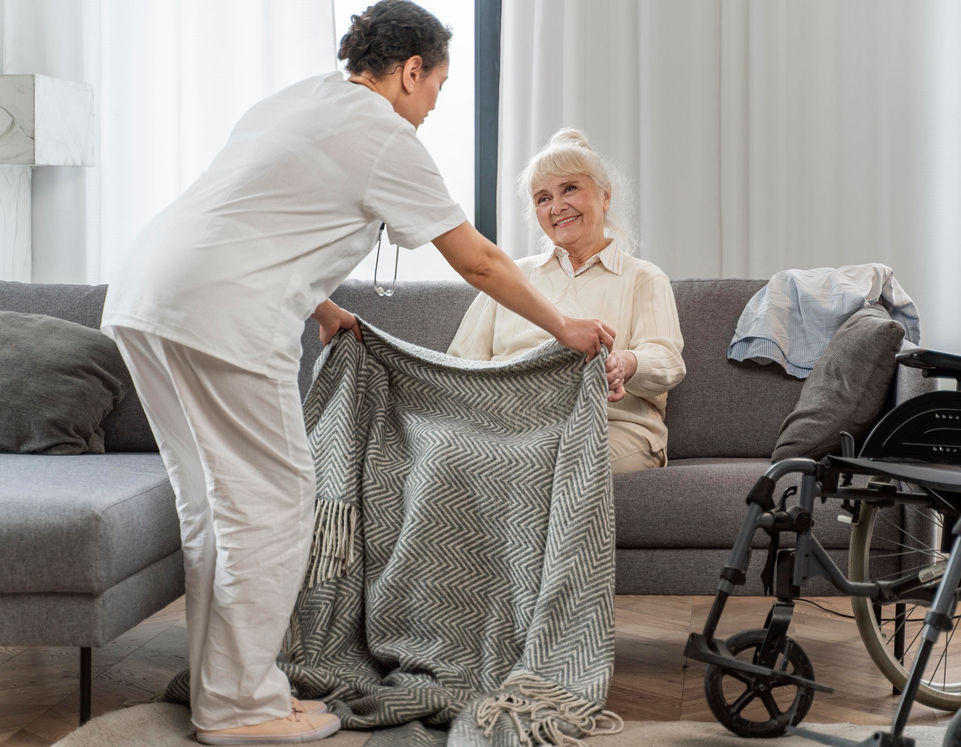 assistente sanitaria con anziana