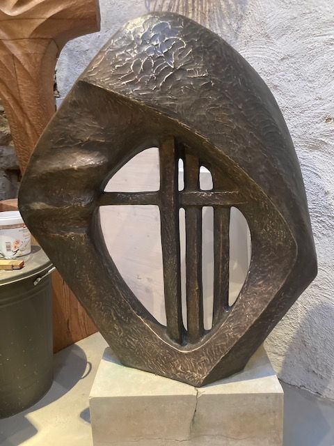 Bronzeskulptur mit Kreuzöffnung – Symbol für Spiritualität und Trauerbegleitung