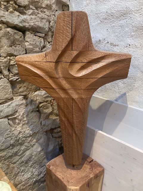 Holzskulptur eines Kreuzes – Symbol für Trost und Trauerbegleitung