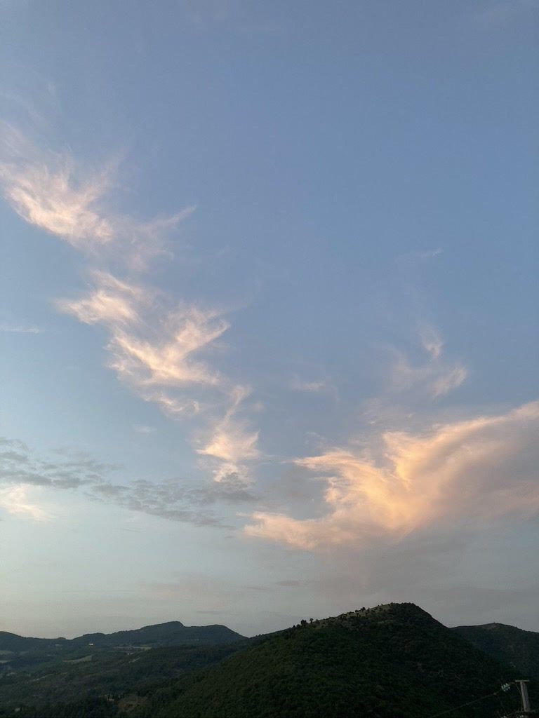 Blauer Himmel mit Wolken – Symbol für Frieden und Trauerbegleitung