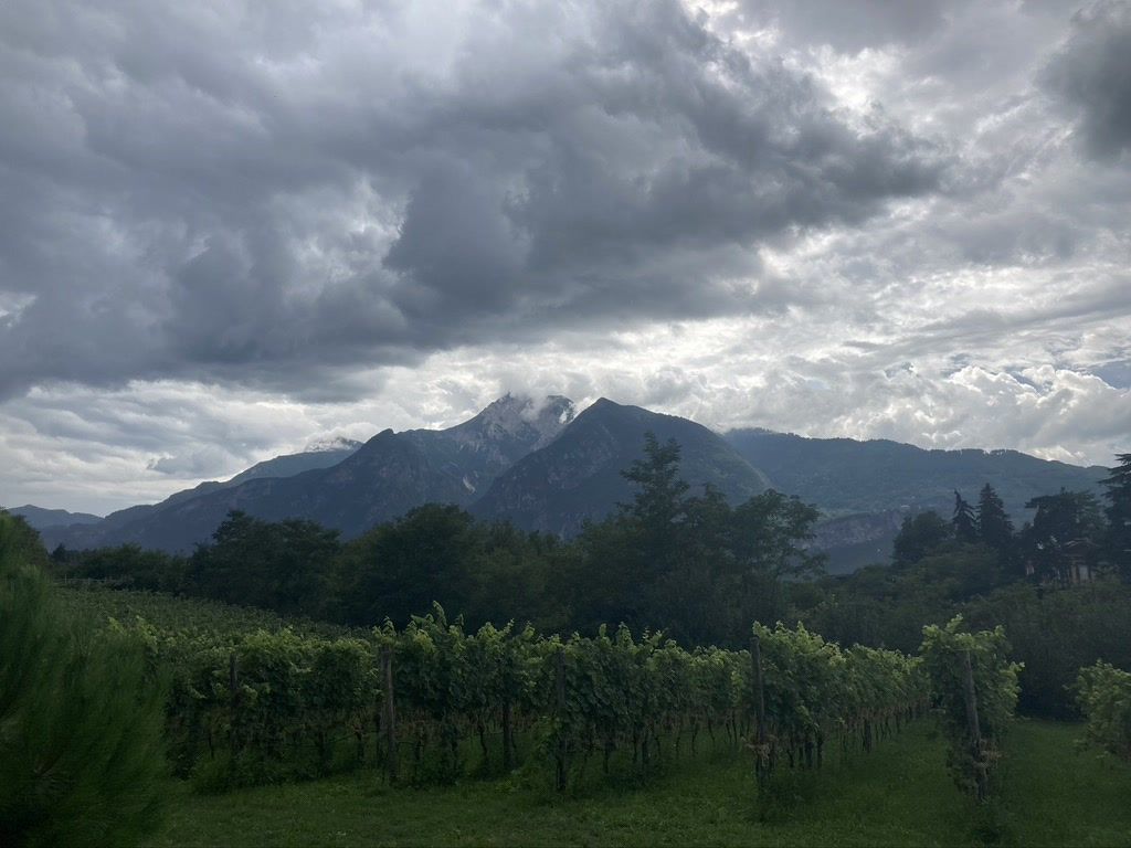 Landschaft mit Wolken und Bergen – Metapher für Erinnerung, Heilung und Trauerhilfe
