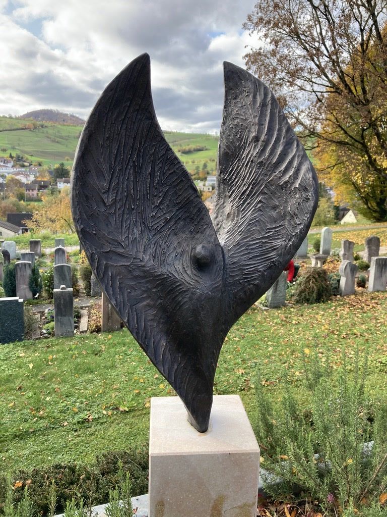 Skulptur in Flügelform – Symbol für Hoffnung und Trauerbegleitung
