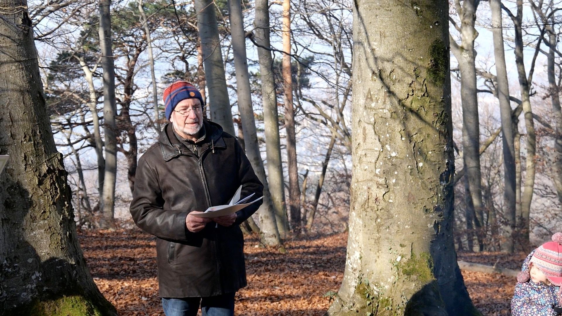 Mann mit Schriftstück in der Natur – Symbol für Abschied, Erinnerung und Trauerbegleitung