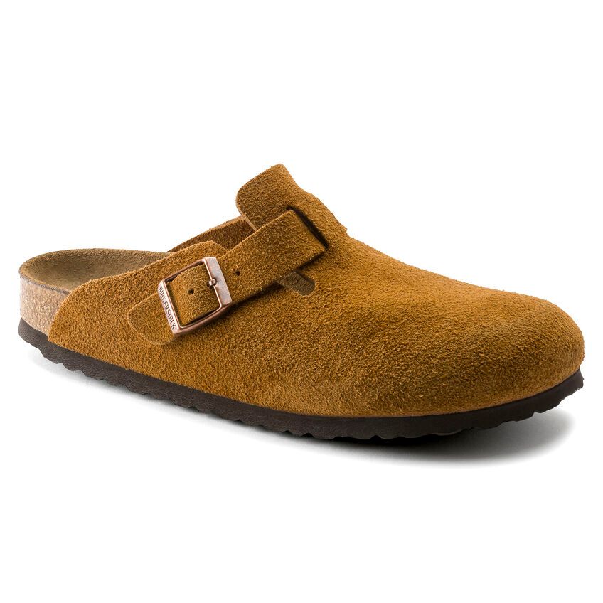 Zoccolo Birkenstock in pelle scamosciata marrone con fibbia regolabile, suola scura.