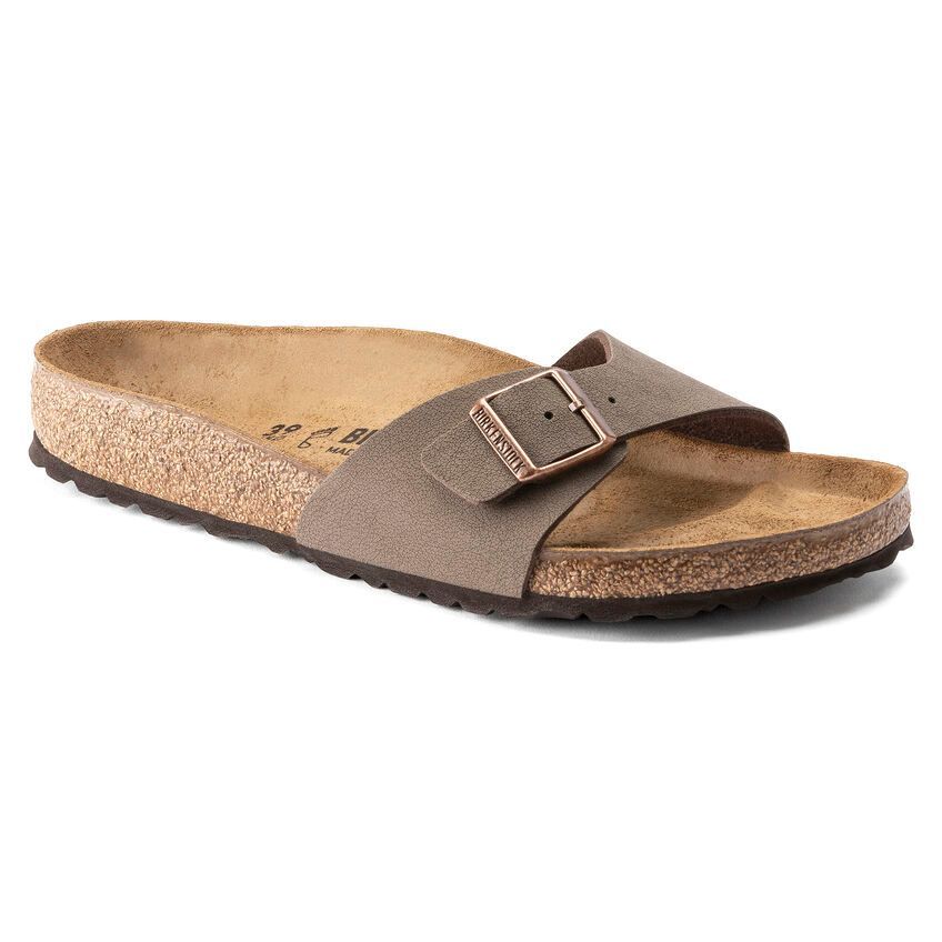Sandalo Birkenstock color tortora con fibbia, su sfondo bianco.