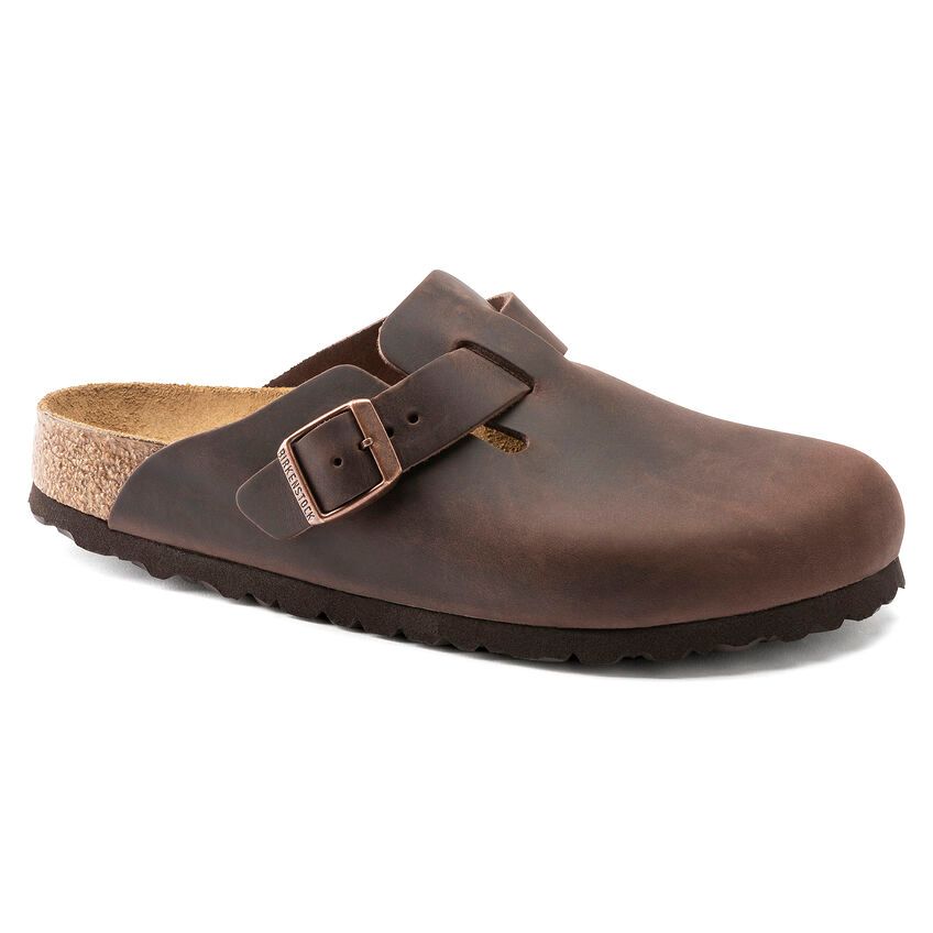 Zoccoli Birkenstock Boston in pelle marrone con fibbia.