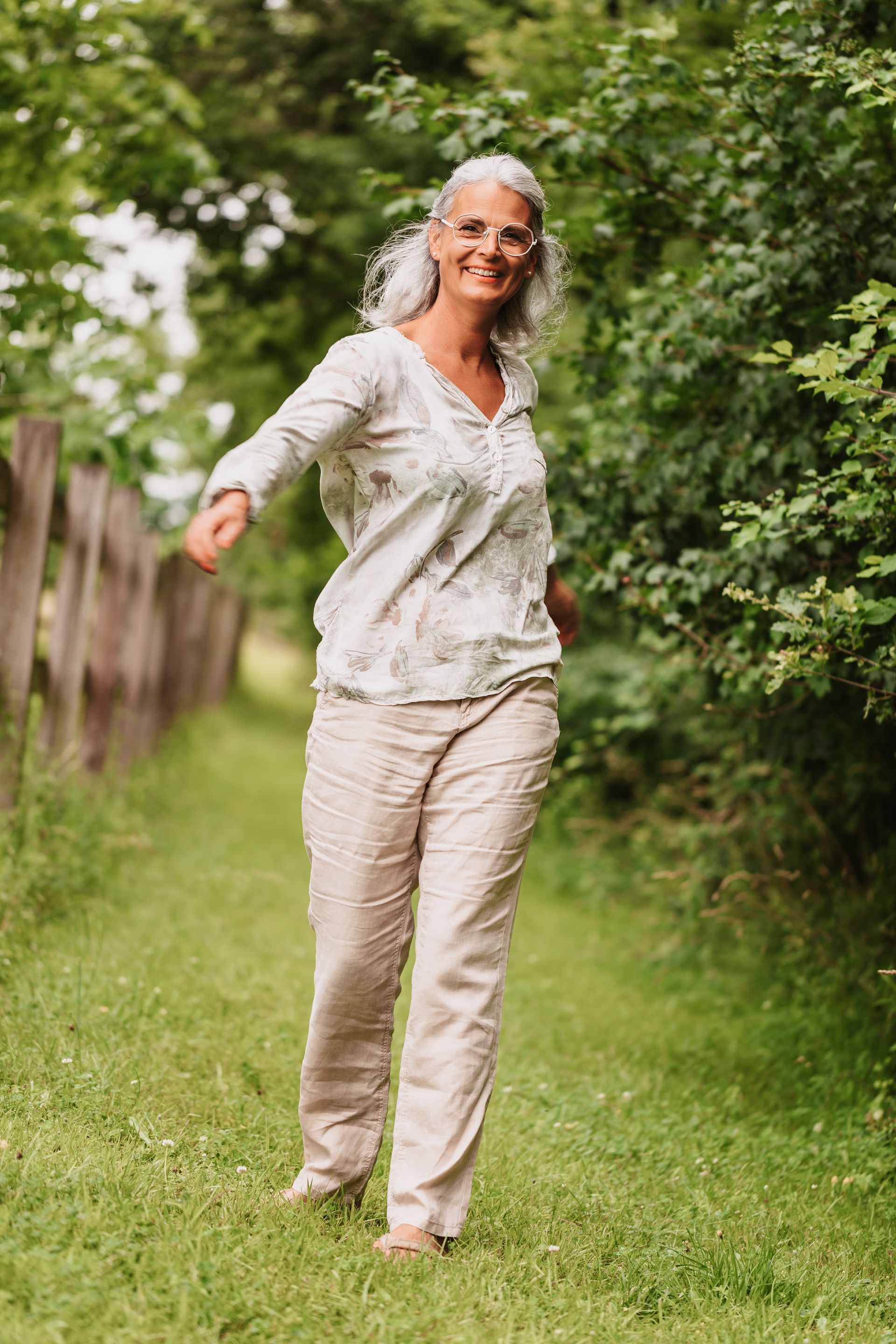 Donna con camicia e pantaloni a fiori