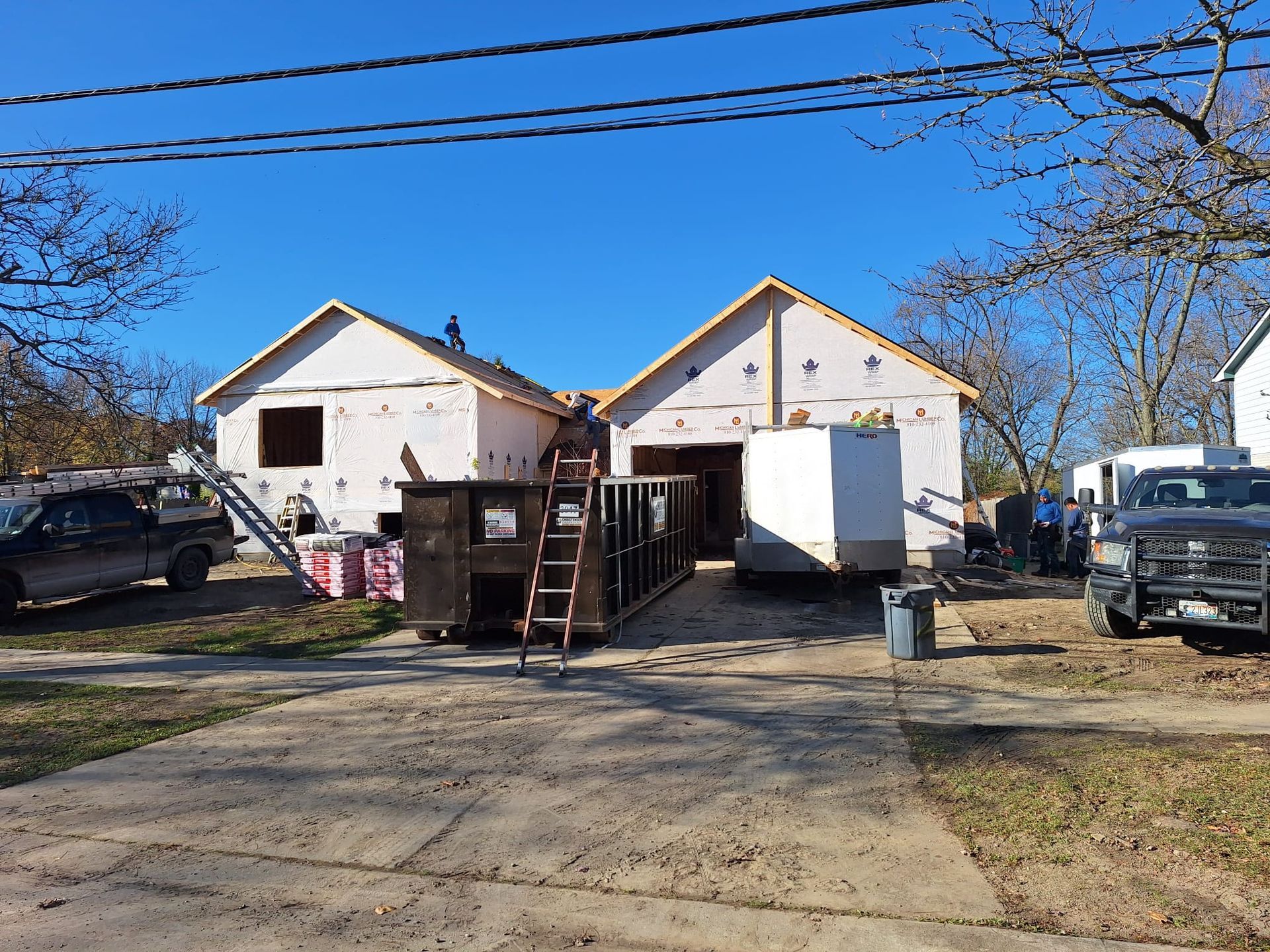 A couple of houses that are being built next to each other.