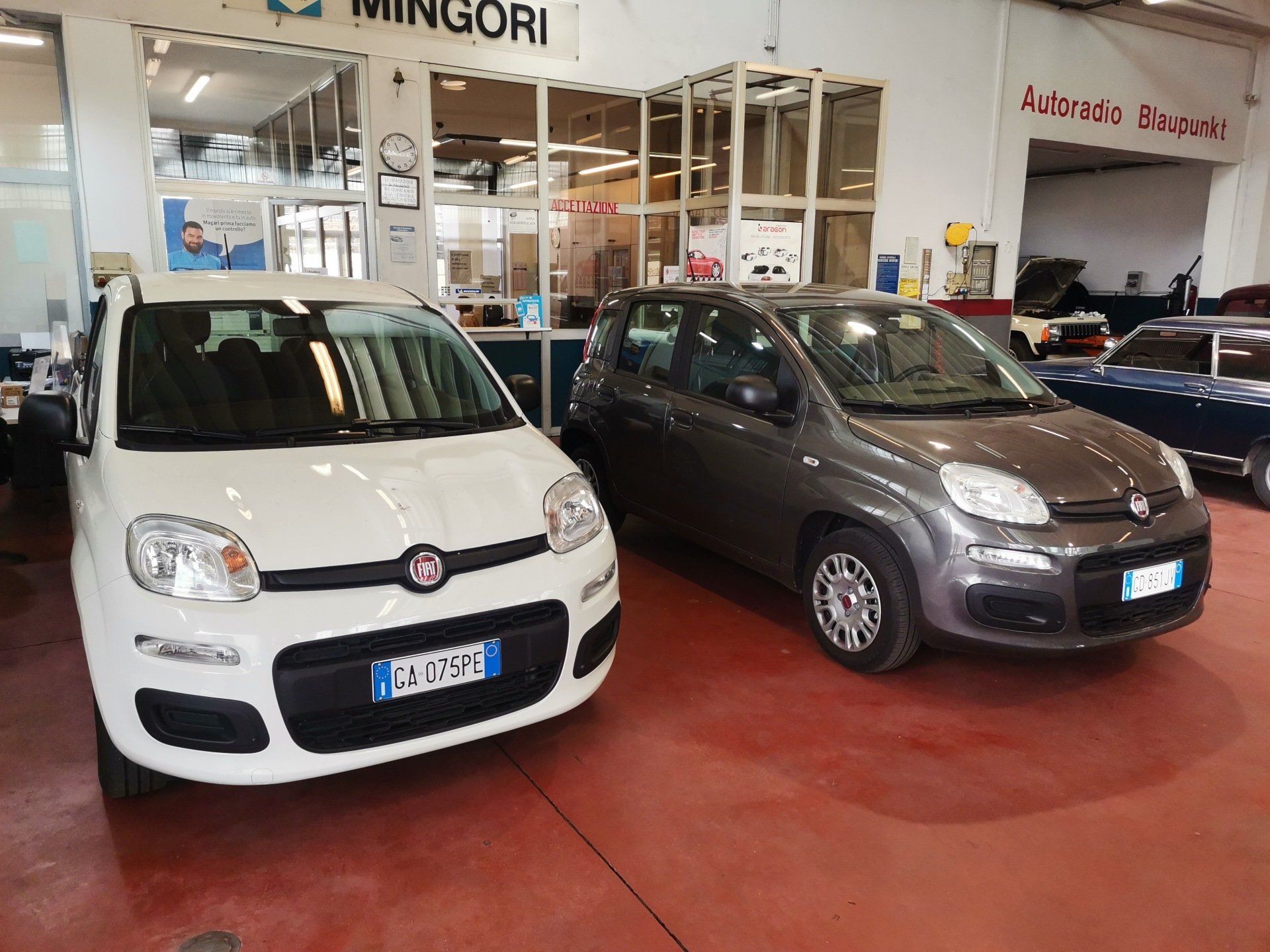 Consegna delle chiavi dell'auto nello showroom di una concessionaria
