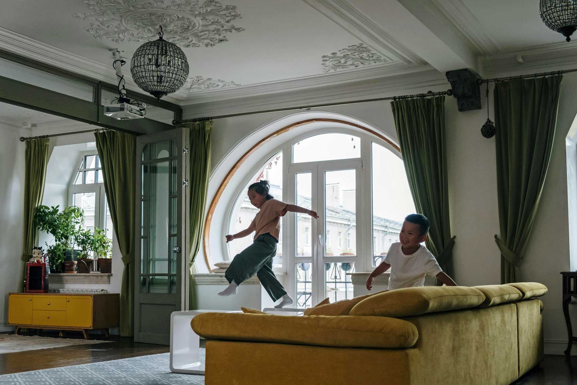 Kids playing in a clean living room with fresh indoor air from well-maintained carpet and upholstery