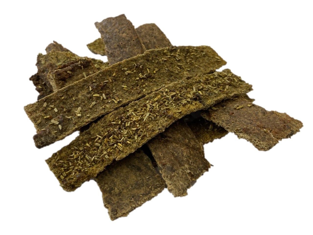 Mucchio di snack rettangolari marroni per animali domestici.