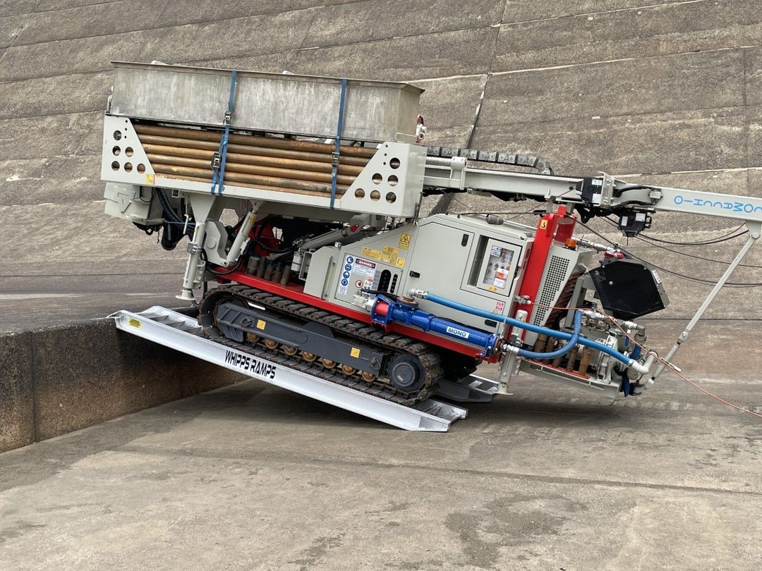 Structural loading ramps for excavators, construction machinery, farm machinery and vehicles