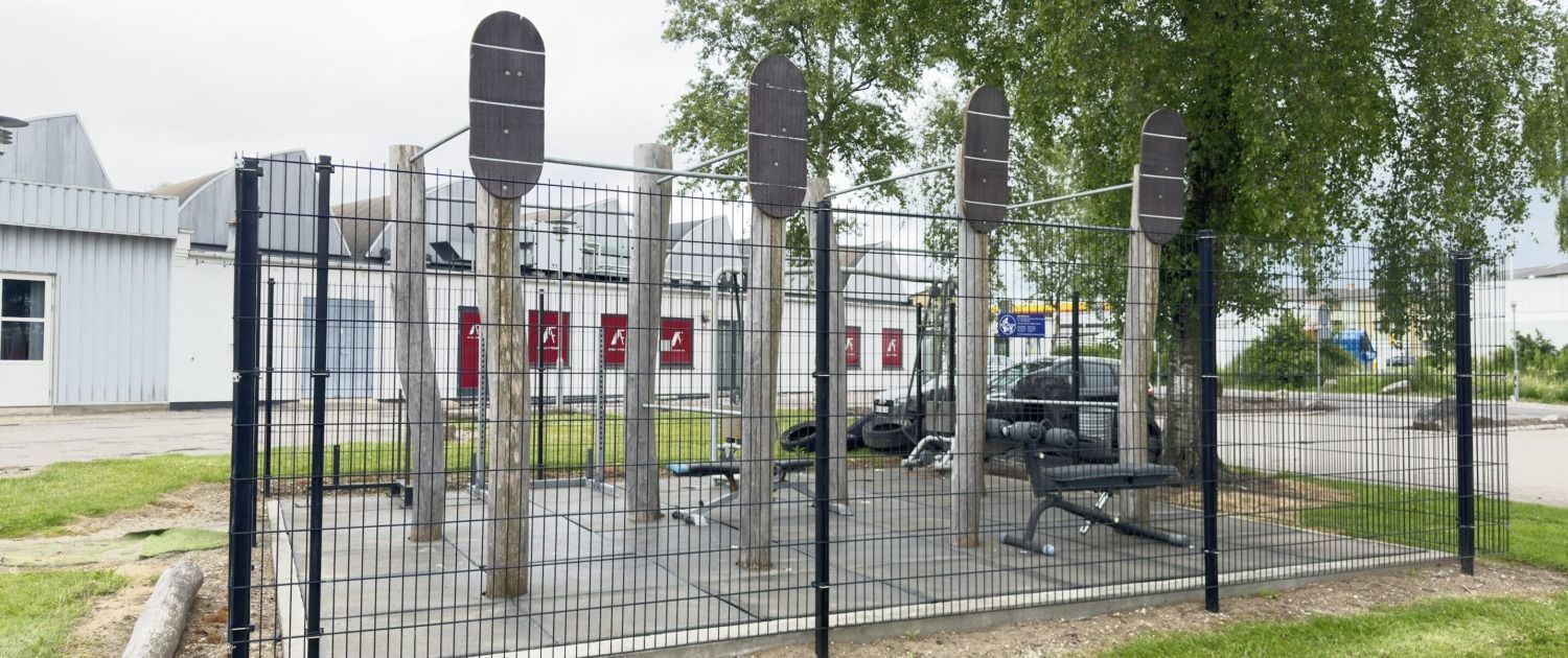 En person løber på et spor dækket af blade.