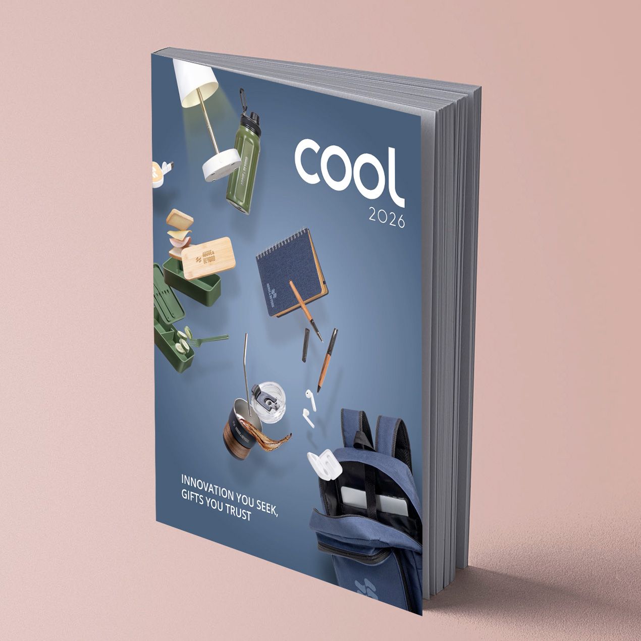 Une couverture de livre avec des ballons émergeant d'une porte ouverte.