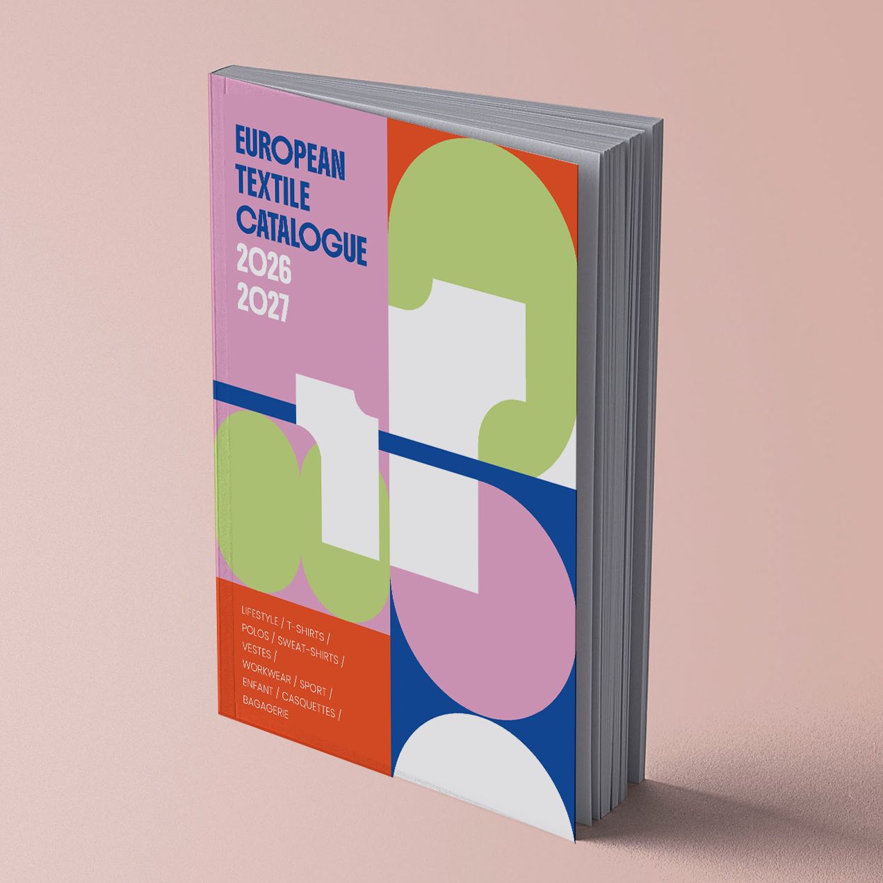 Couverture du catalogue LMA Workwear 2025 représentant un homme en tenue de travail noire devant un bâtiment en briques.