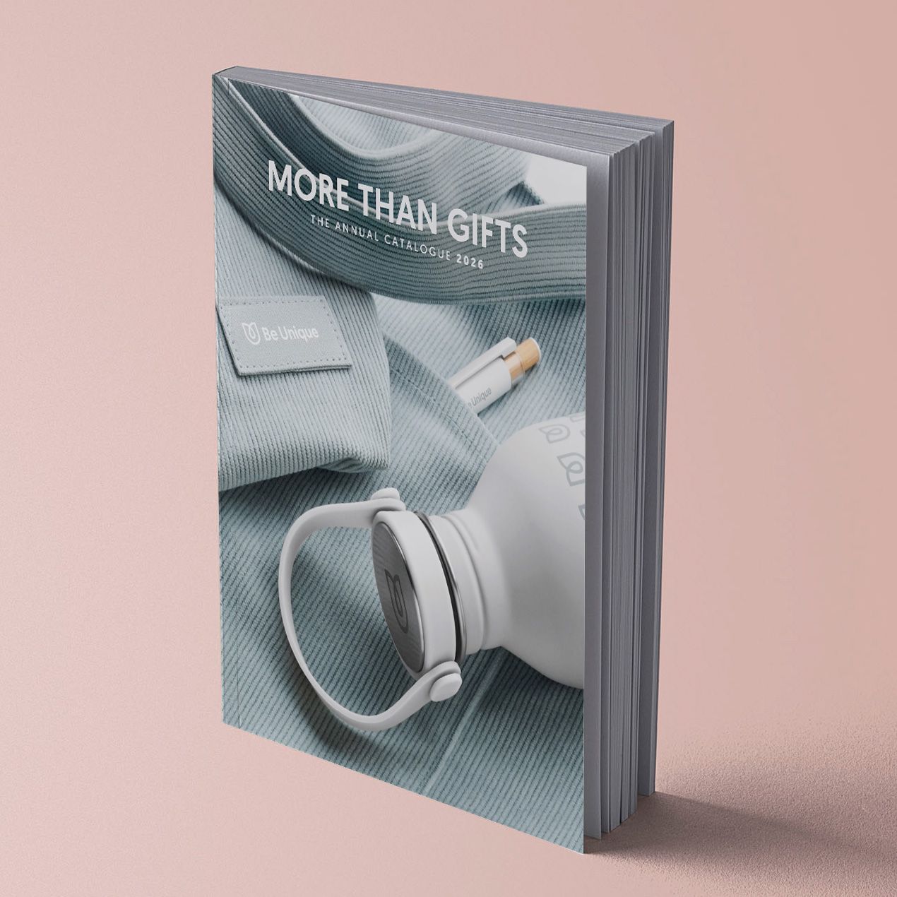 Couverture du catalogue représentant un chapeau, un casque audio, un sac à dos et un sweat à capuche sur fond boisé.