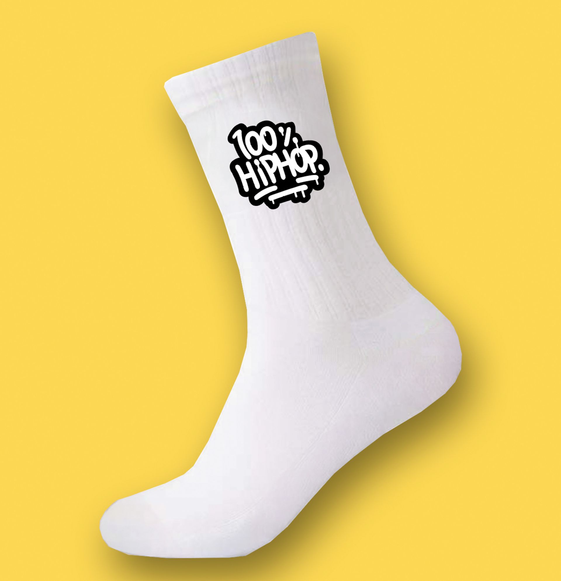 Chaussettes blanches avec un logo sur lequel on peut lire « Aureli's ART ». Fond jaune.