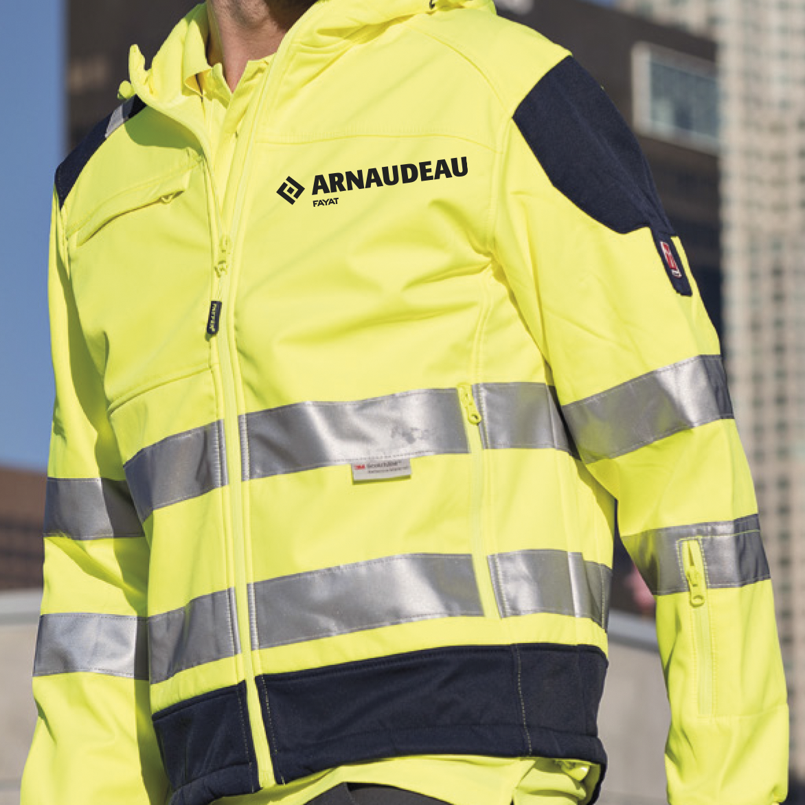 Veste de travail haute visibilité jaune avec bandes réfléchissantes, à capuche et griffée