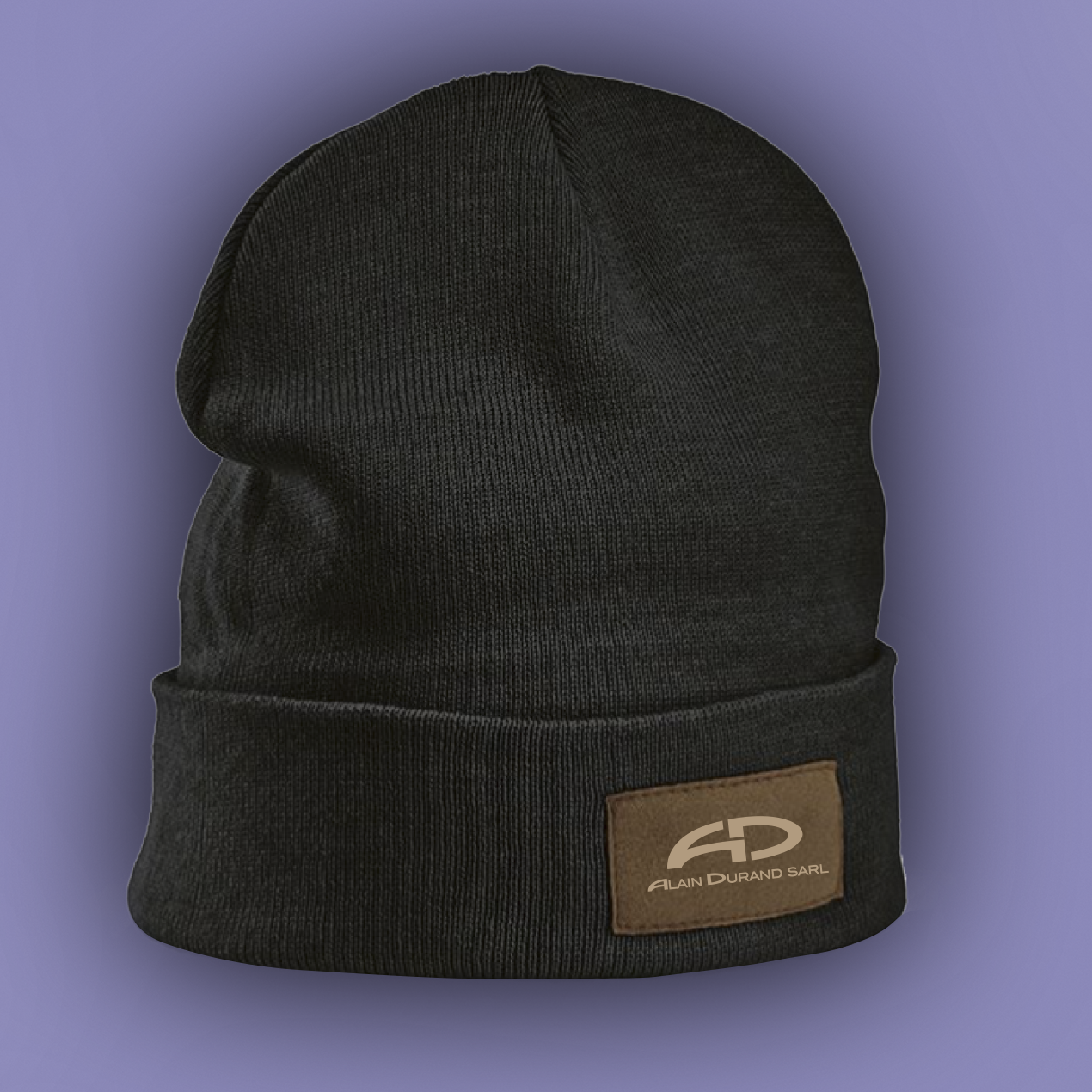 Bonnet en tricot noir avec bord replié ; un patch marron avec le texte « Aiden Dinsmore ».