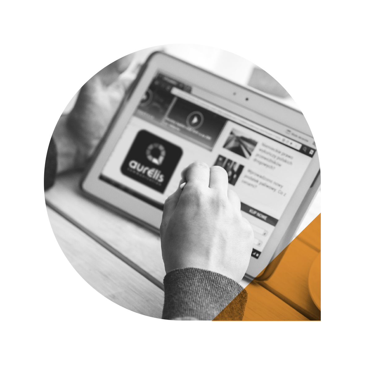 Personne utilisant une tablette avec le logo Aurelis visible, probablement en train de naviguer sur un site web.