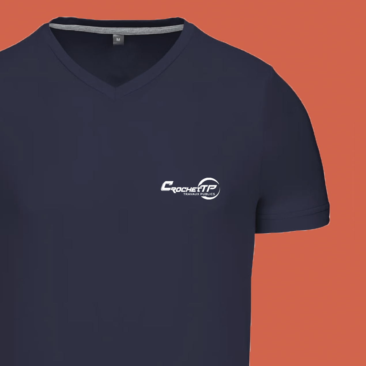 T-shirt col V bleu marine avec petit logo blanc sur la poitrine.