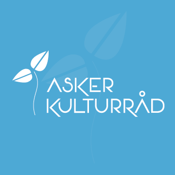 Logo for Asker kulturråd, blå bakgrunn, hvit tekst og blader.