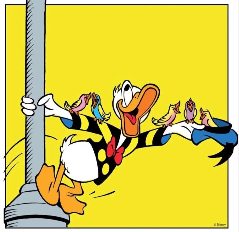 Donald Duck omfavner lykkelig en stang, omgitt av fargerike fugler, mot en gul bakgrunn.