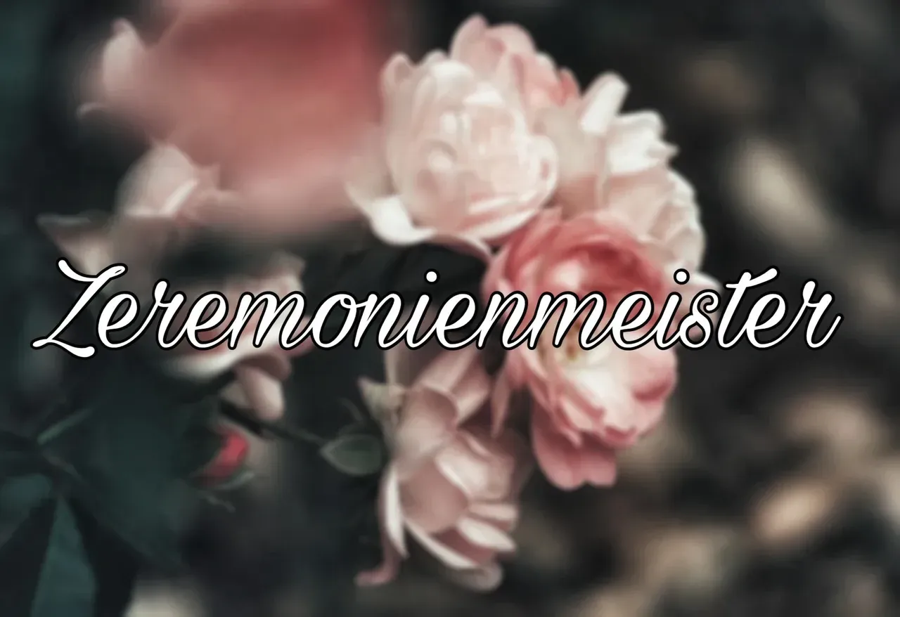 Eine Nahaufnahme einer Blume mit den Worten „Zeremonienmeister“ darauf