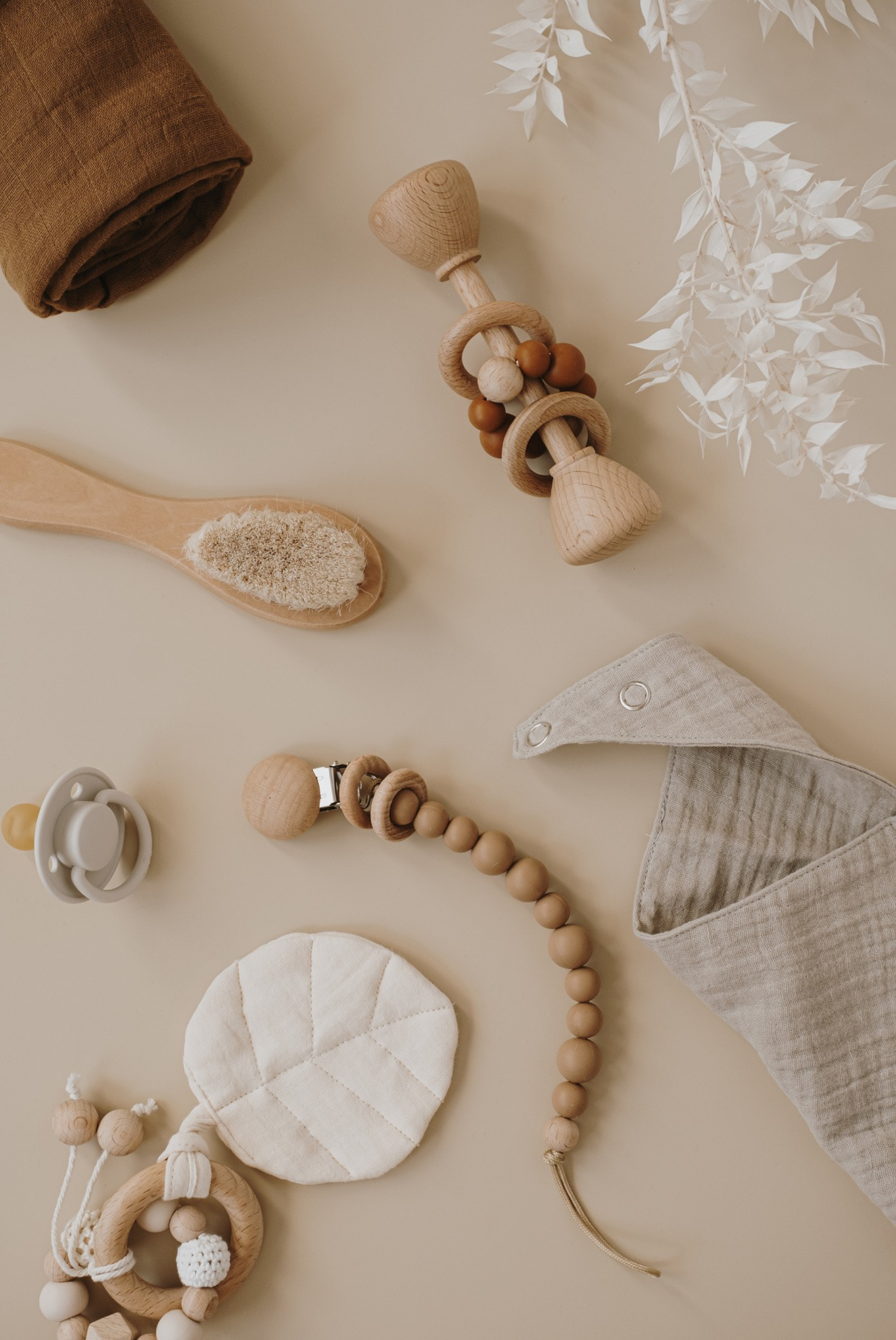 Les essentiels d'un bébé sont disposés sur une table.