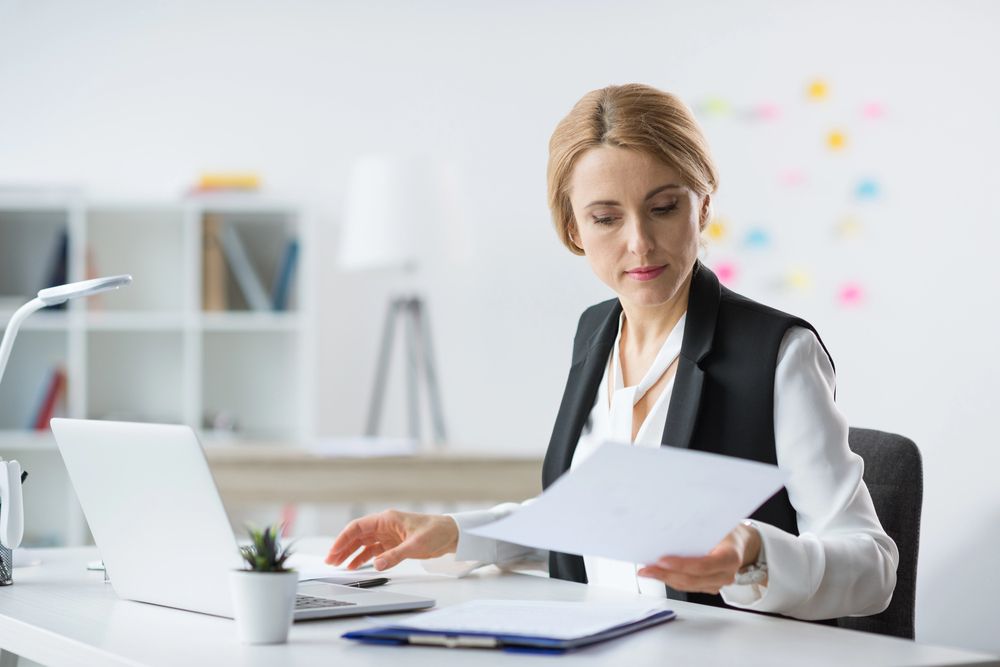 mujer traduciendo un documento