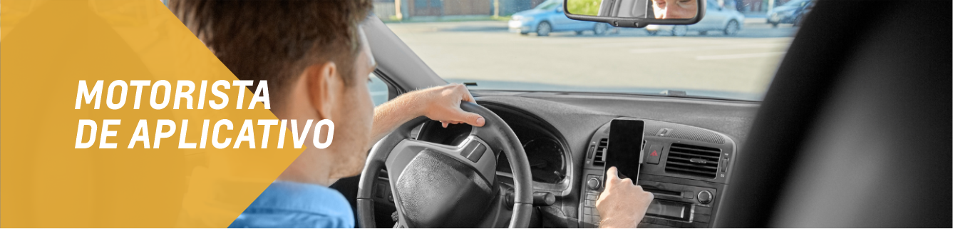 Um homem está dirigindo um carro e olhando para o telefone.