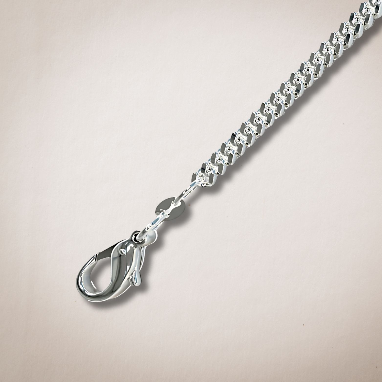 Een close-up van een zilveren ketting met een karabijnsluiting
