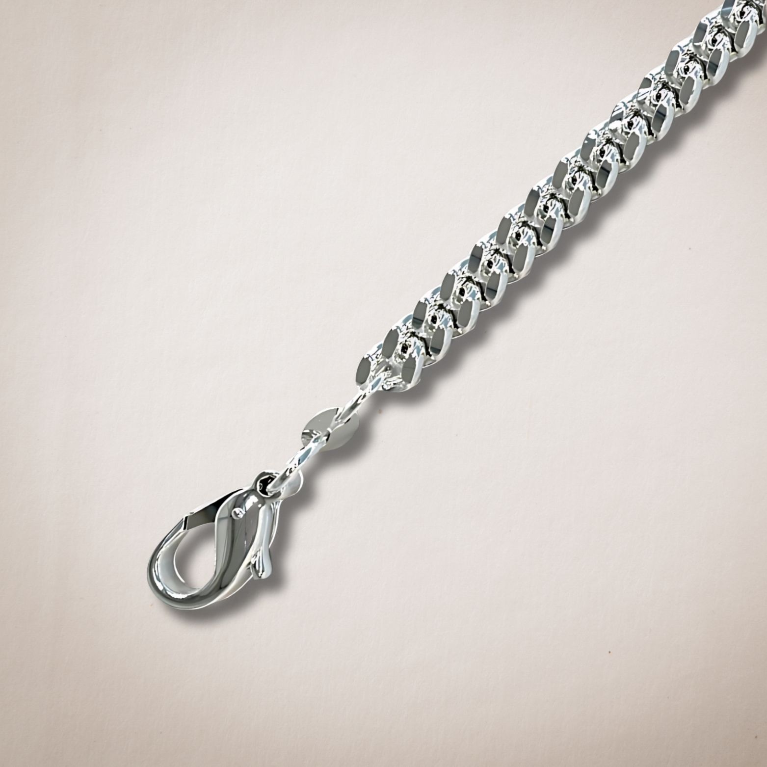 Een close-up van een zilveren ketting met een karabijnsluiting