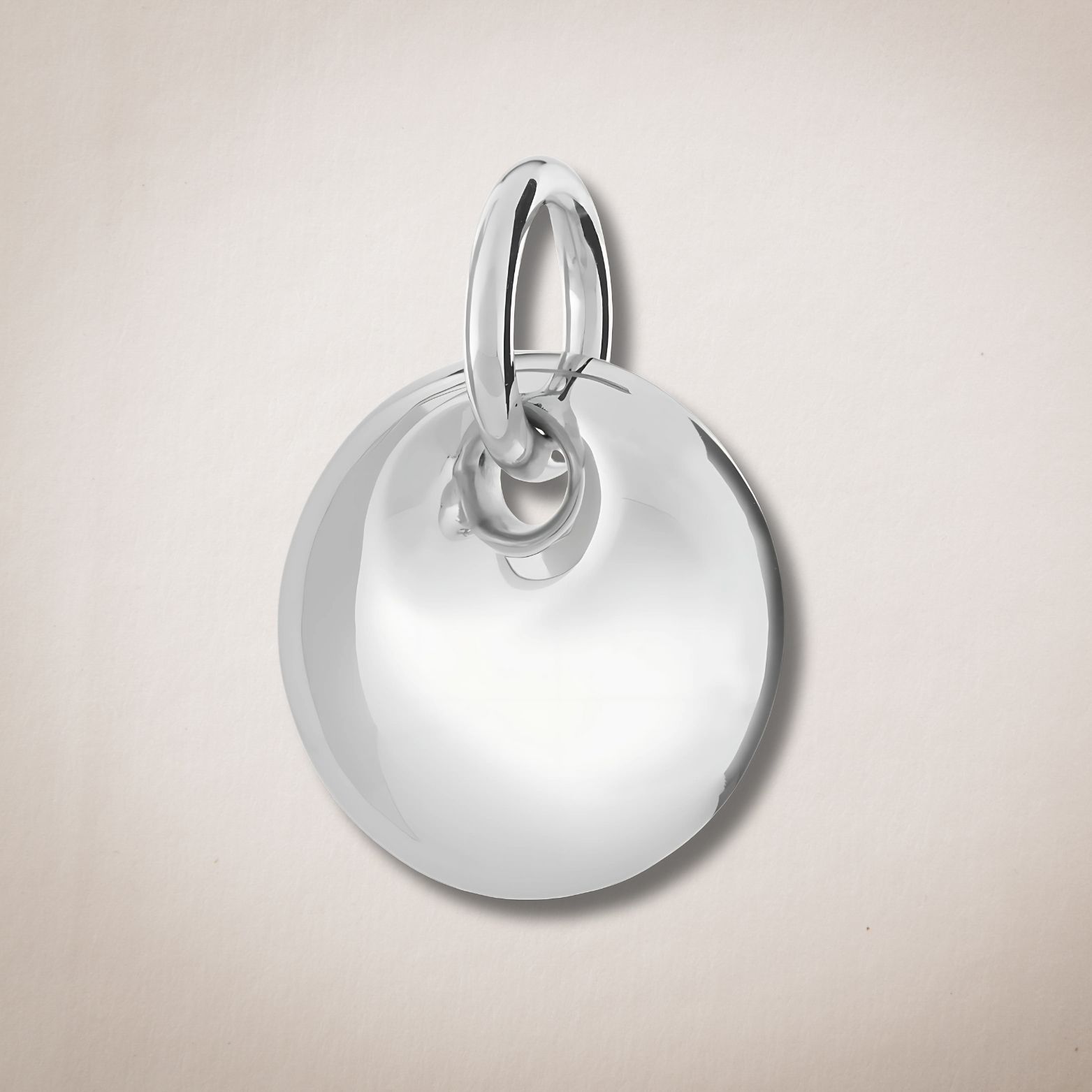 Een zilveren hanger met daaraan een ring
