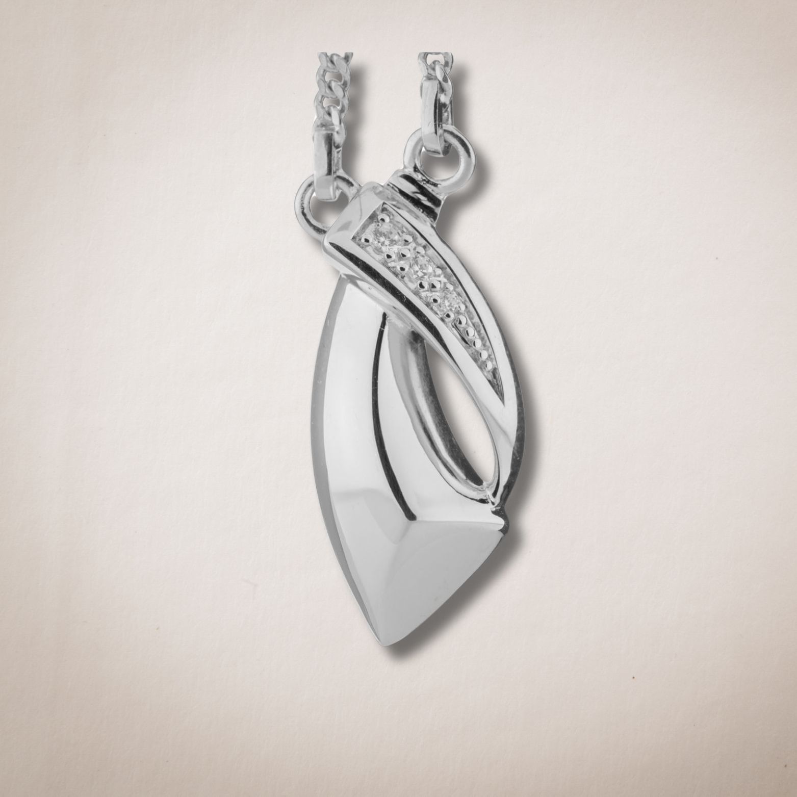 Een zilveren hanger met diamanten aan een ketting