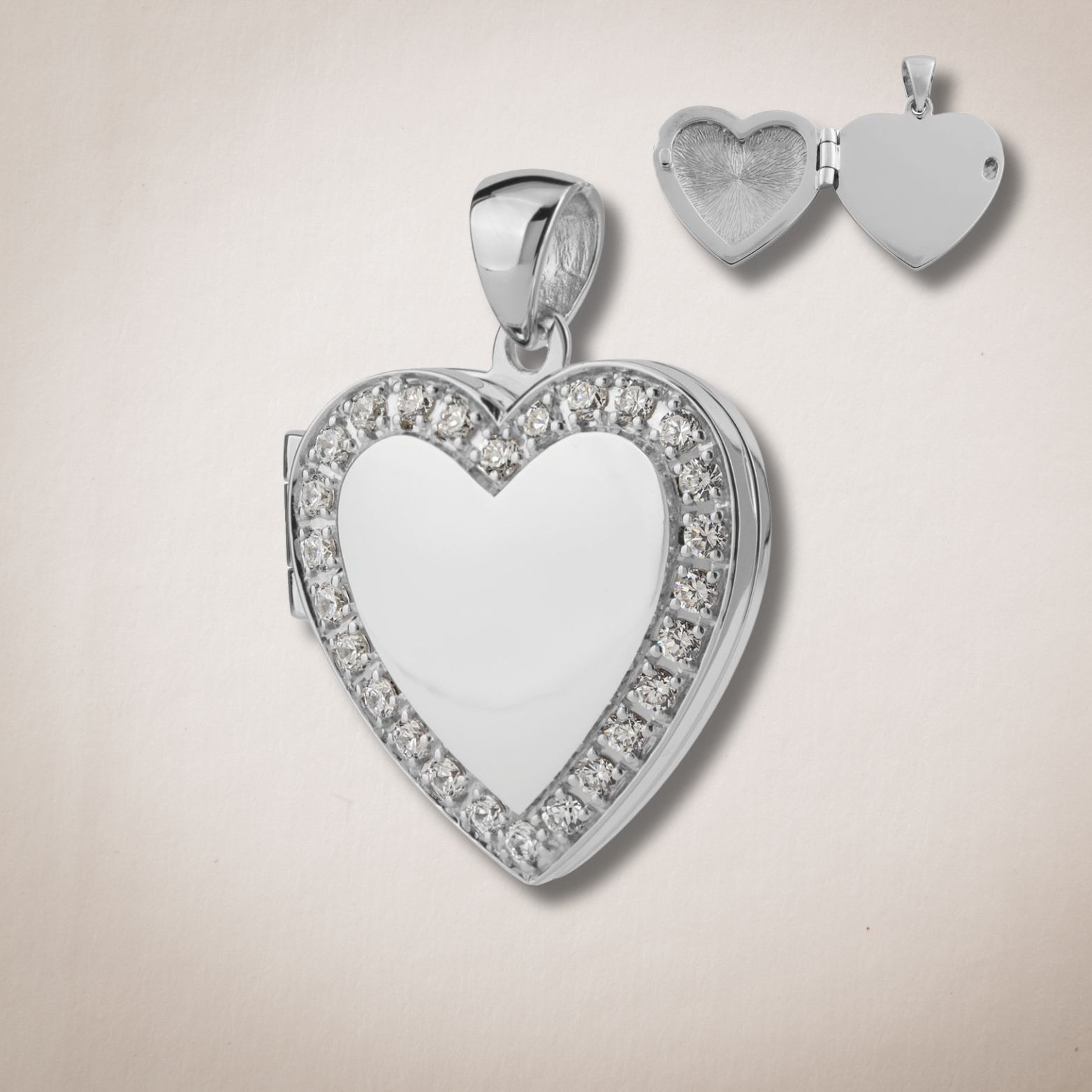 Een hartvormig medaillon met diamanten eromheen