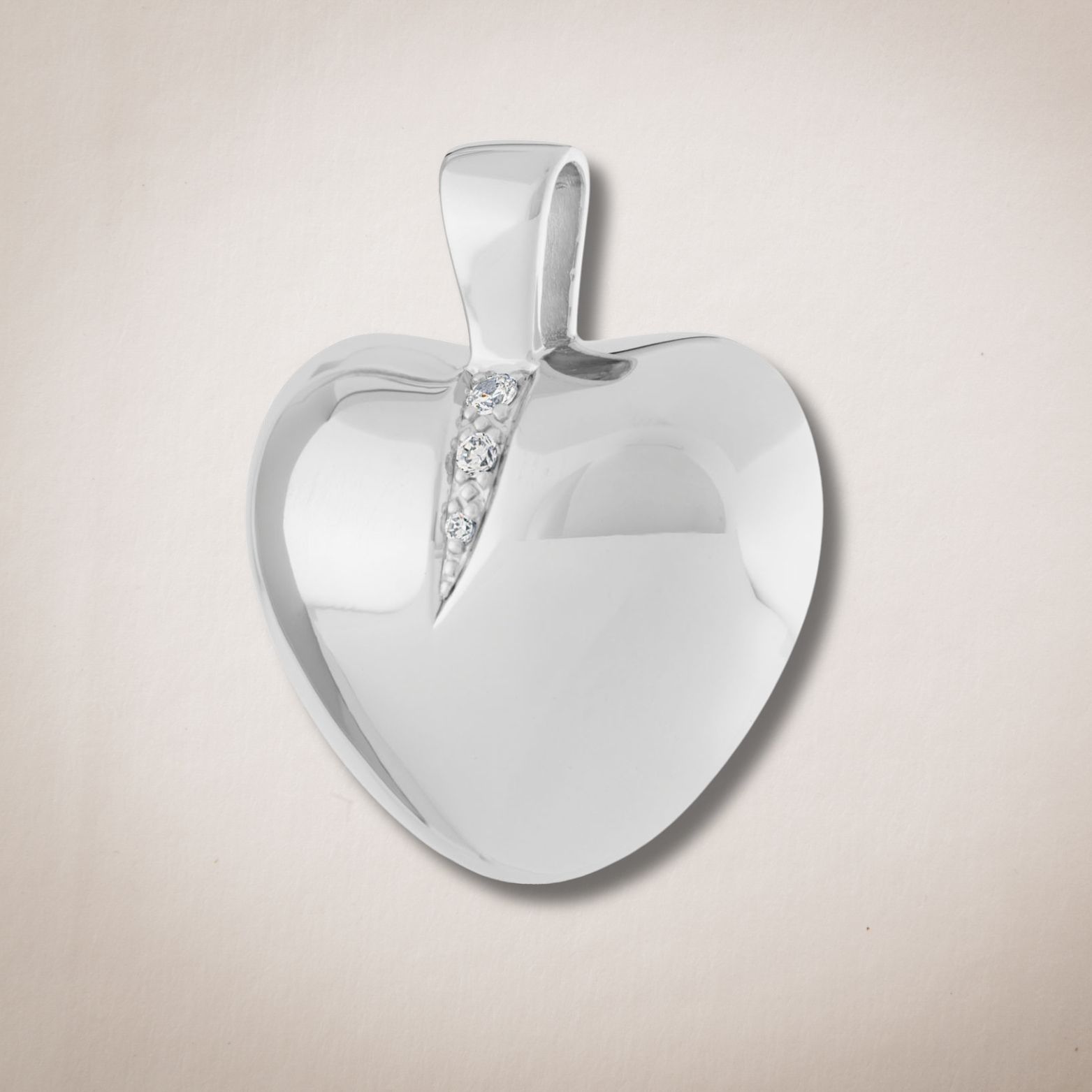 Een zilveren hanger in de vorm van een hart met diamanten erop