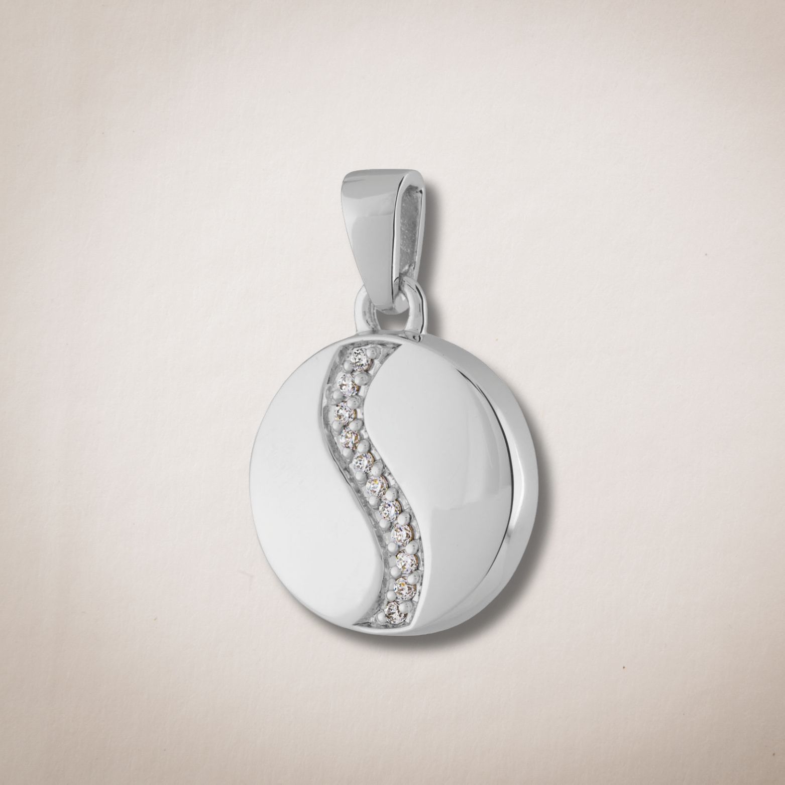 Een witte hanger met een werveling van diamanten erop