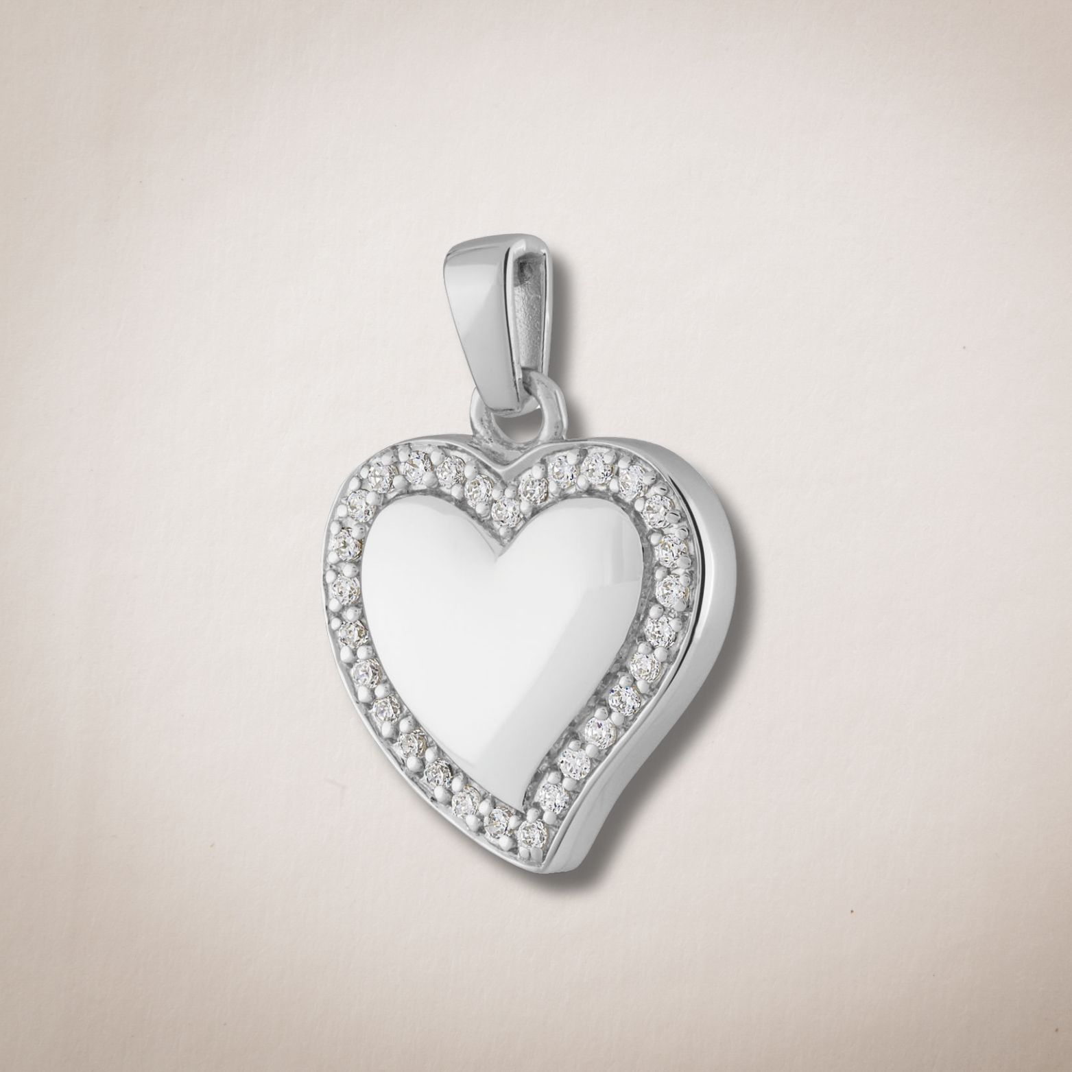 Een zilveren hanger in de vorm van een hart met diamanten eromheen