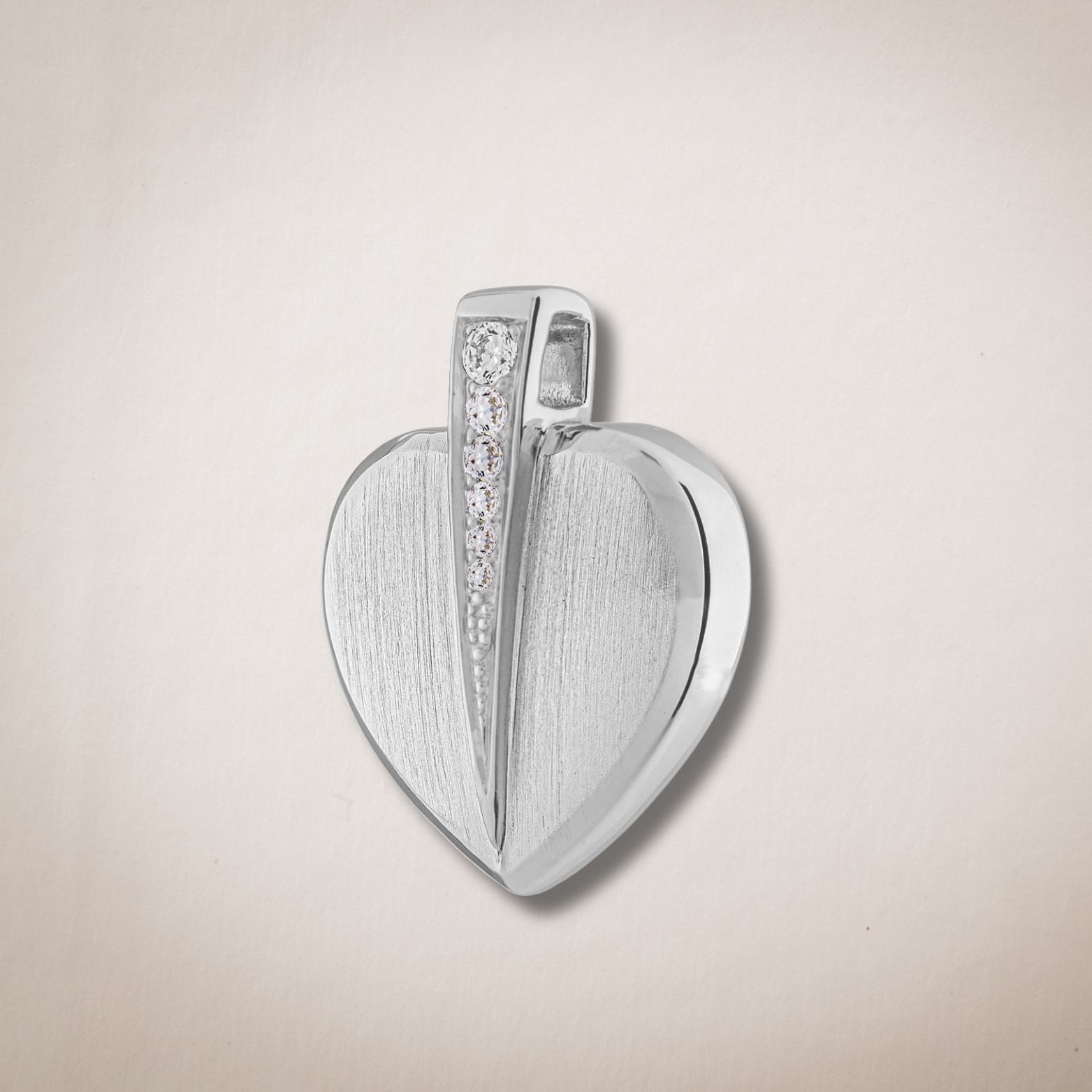 Een zilveren hanger in de vorm van een hart met diamanten erop