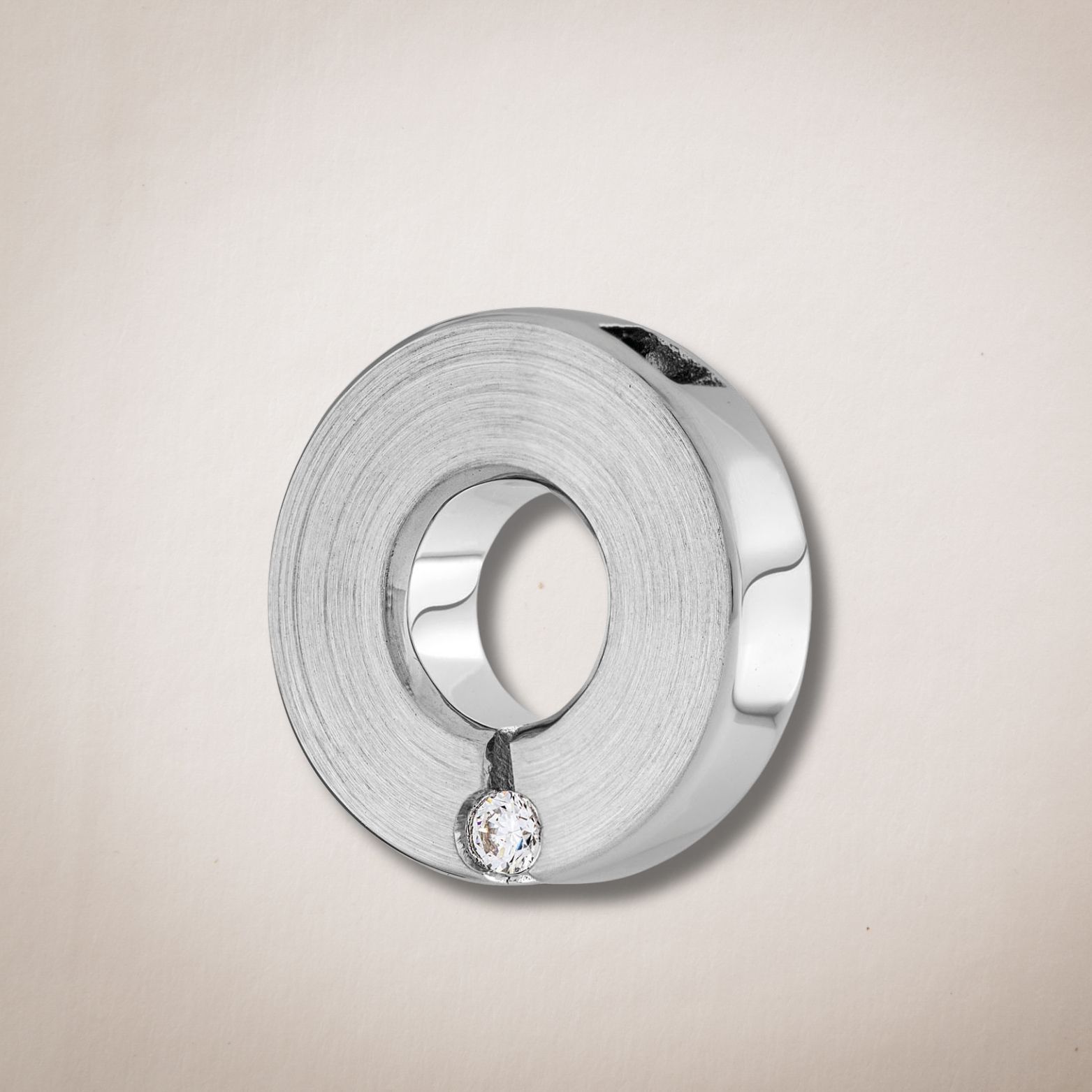 Een zilveren ring met een diamant in het midden