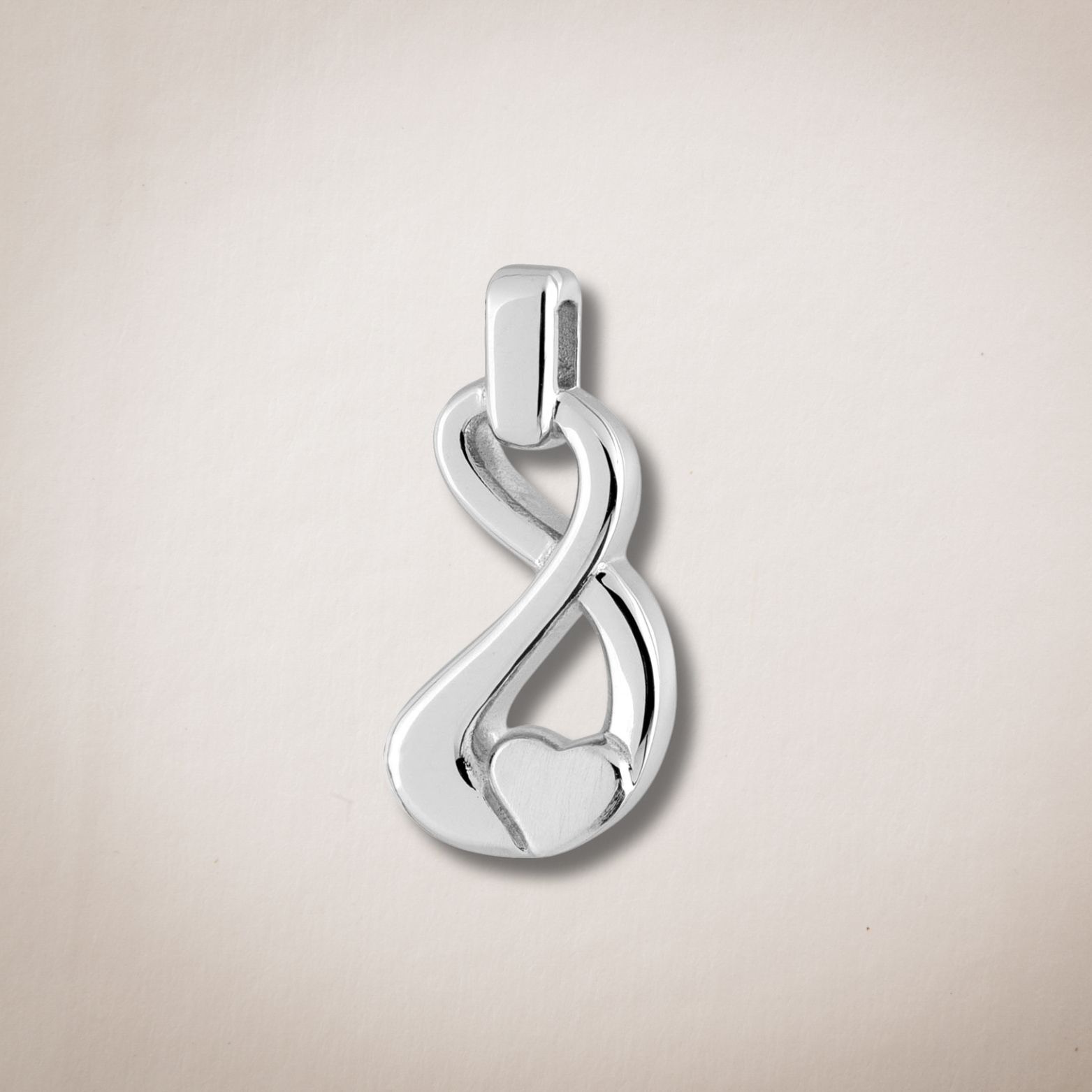 Een zilveren hanger met een oneindigheidssymbool en een hart in het midden