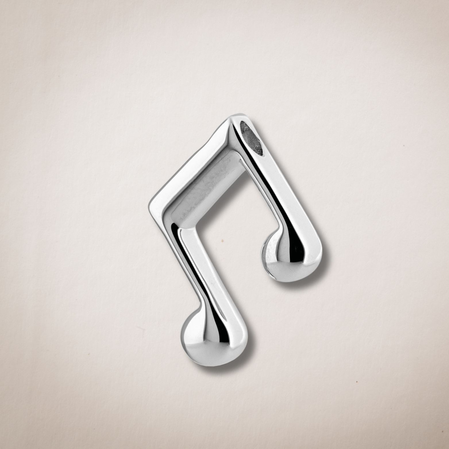 Een zilveren muzieknoot op een witte achtergrond