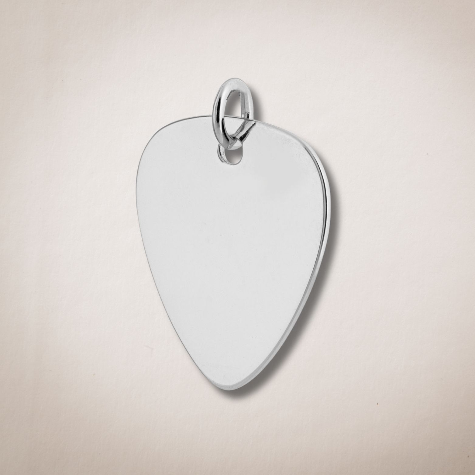 Een zilveren hanger in de vorm van een gitaarplectrum aan een ketting