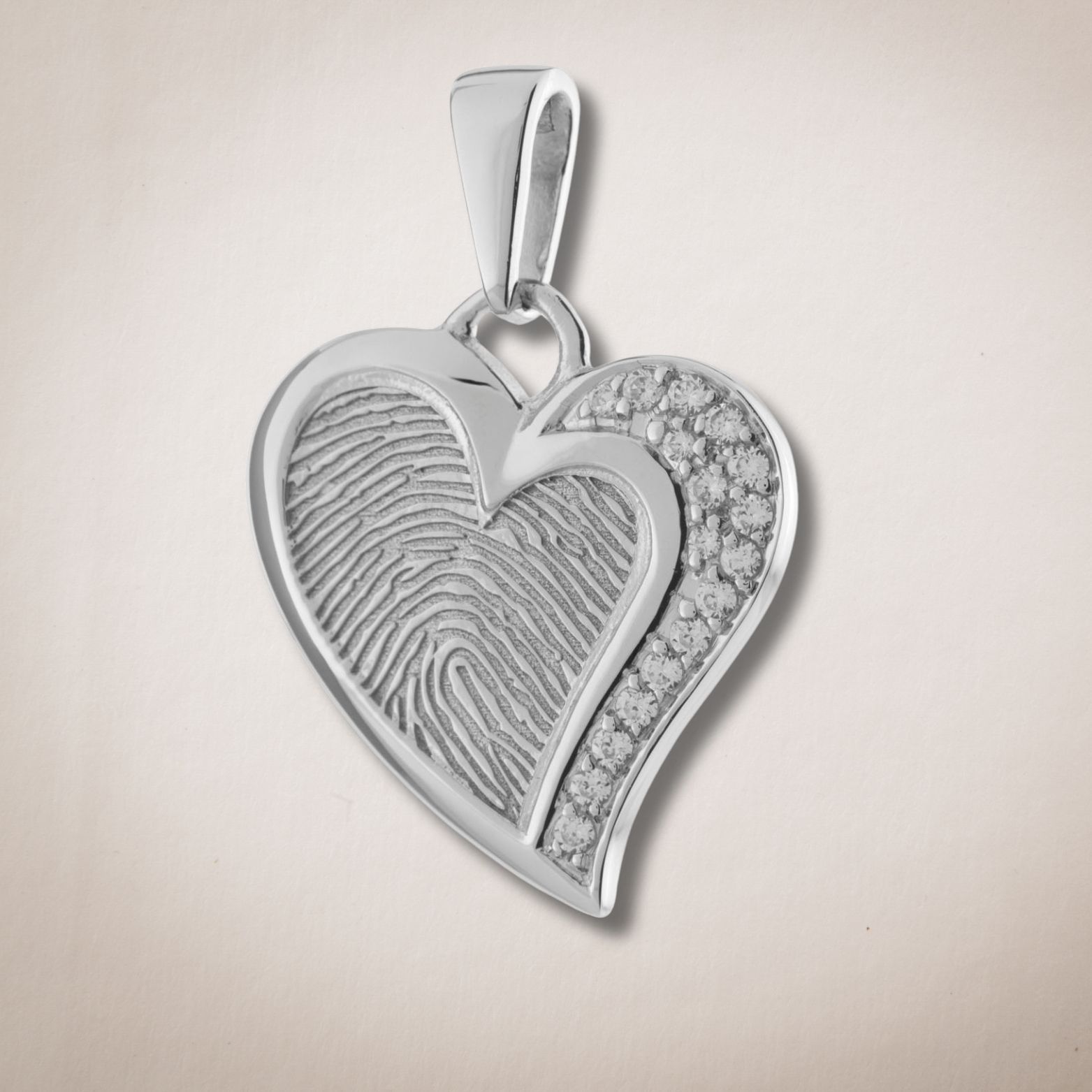 Een hartvormige hanger met een vingerafdruk erop