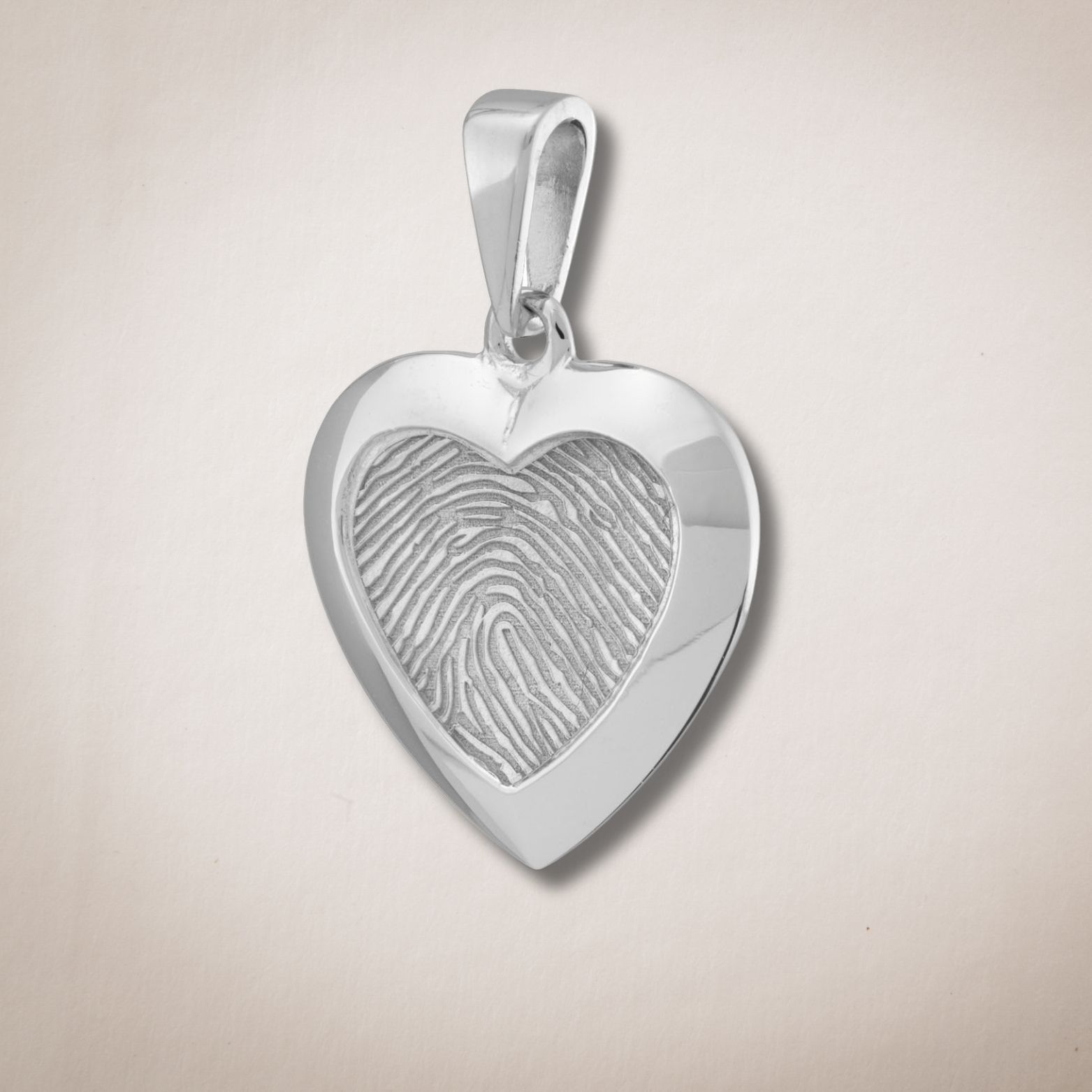 Een hartvormige hanger met een vingerafdruk erin