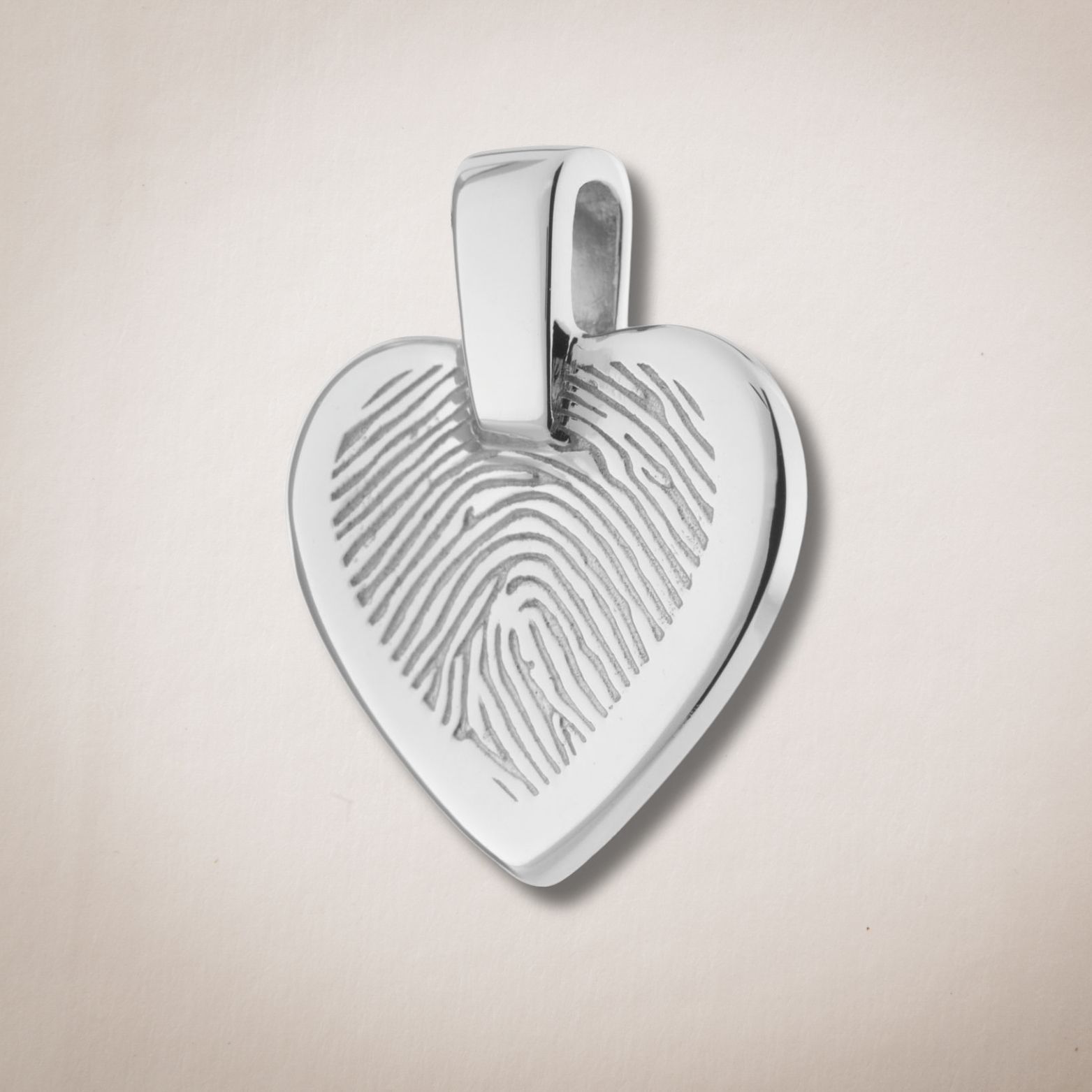 Een hartvormige hanger met een vingerafdruk erop