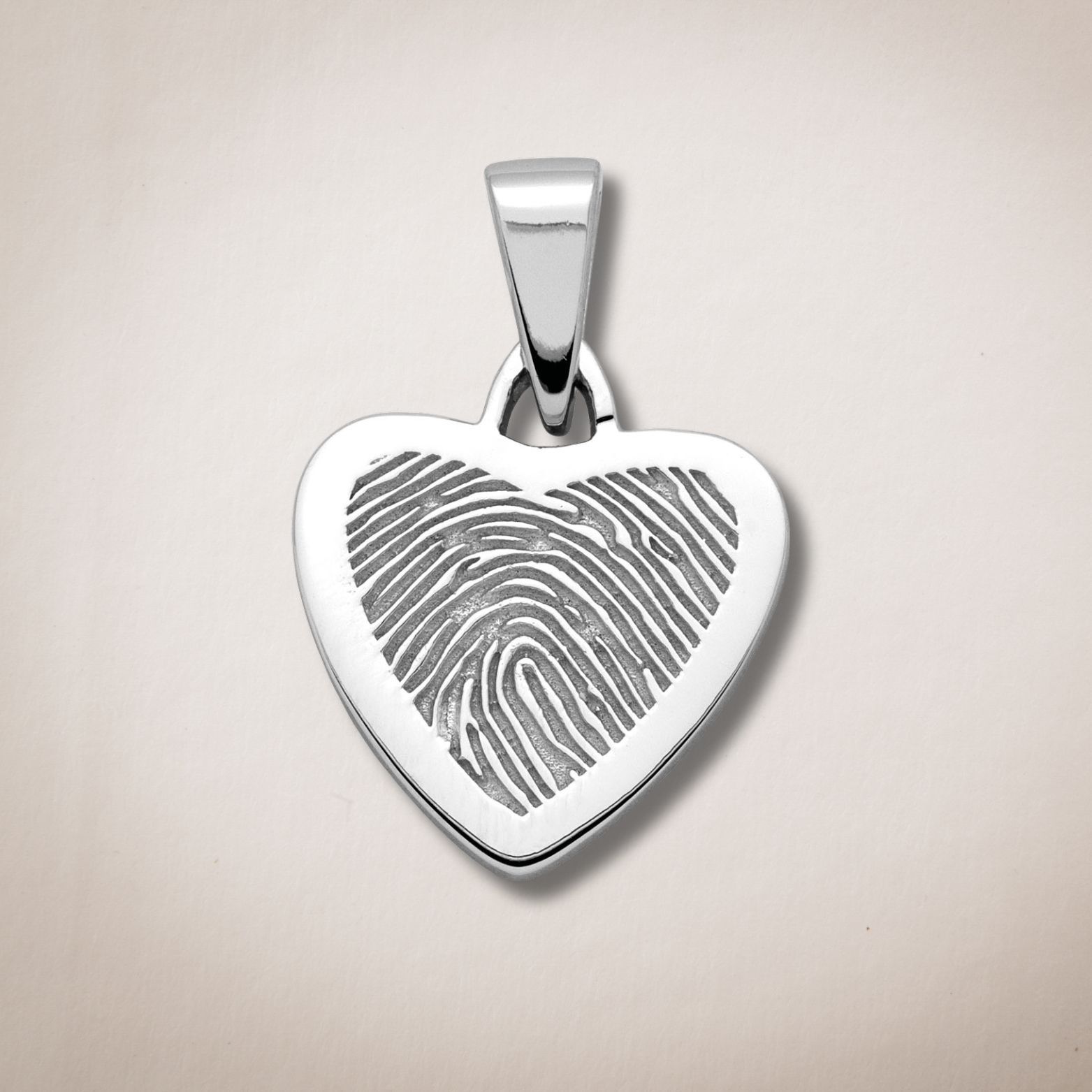 Een hartvormige hanger met een vingerafdruk erop