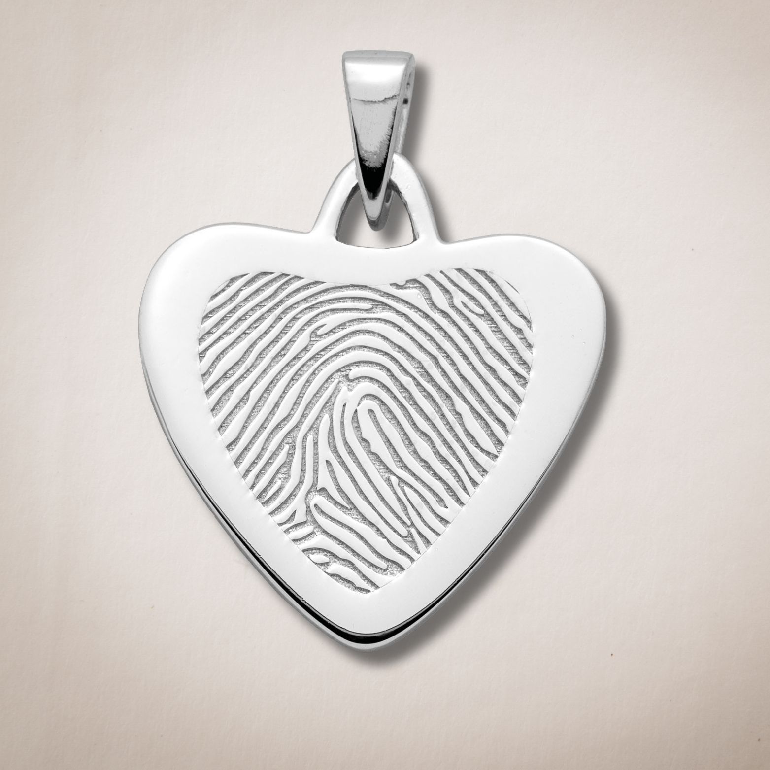 Een hartvormige hanger met een vingerafdruk erop